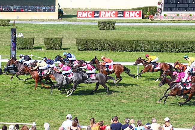 Photo d'arrivée de la course pmu PRIX DES BELLES DE LA PLAGE à CLAIREFONTAINE le Lundi 26 août 2019