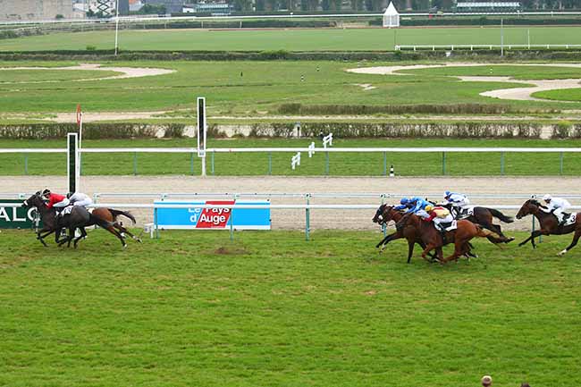 Photo d'arrivée de la course pmu PRIX VALENTIN & ASSOCIESSS à DEAUVILLE le Mercredi 28 août 2019