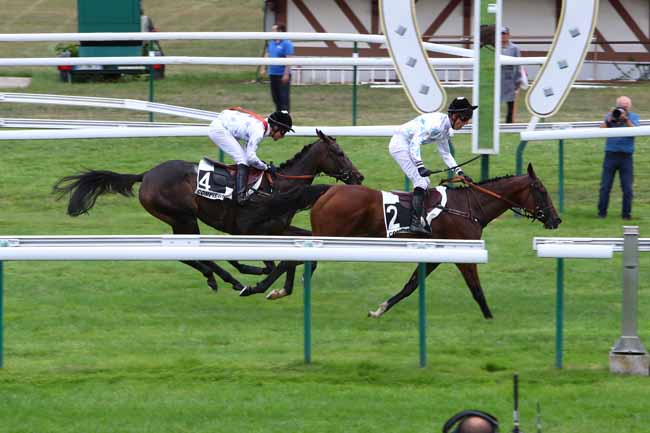 Photo d'arrivée de la course pmu PRIX JIM CROW à COMPIEGNE le Jeudi 12 septembre 2019