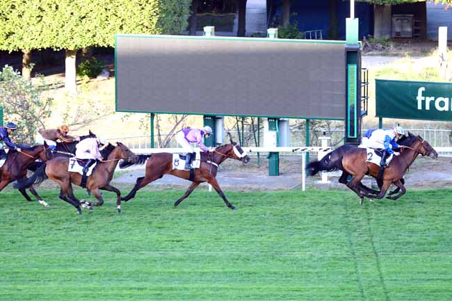 Photo d'arrivée de la course pmu PRIX DE LA GARE DU VAL D'OR à SAINT-CLOUD le Mercredi 18 septembre 2019