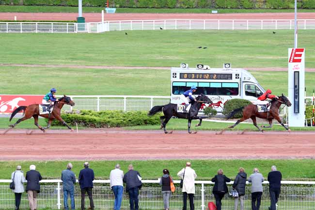 Photo d'arrivée de la course pmu PRIX DE PRADELLES à ENGHIEN le Lundi 7 octobre 2019
