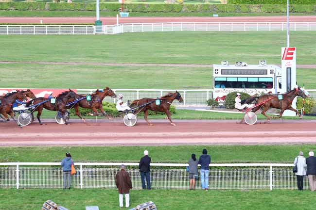 Photo d'arrivée de la course pmu PRIX DE LA PORTE DE CHATILLON à ENGHIEN le Lundi 7 octobre 2019