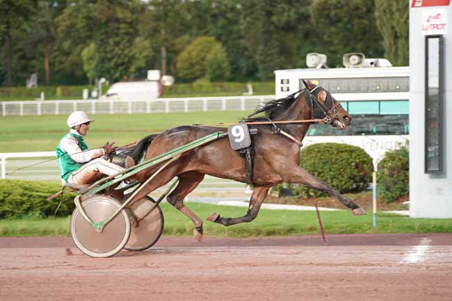 Photo d'arrivée de la course pmu PRIX DES BUTTES CHAUMONT à ENGHIEN le Mercredi 9 octobre 2019
