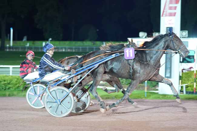 Photo d'arrivée de la course pmu PRIX DU CHATEAU D'EAU à ENGHIEN le Mercredi 9 octobre 2019
