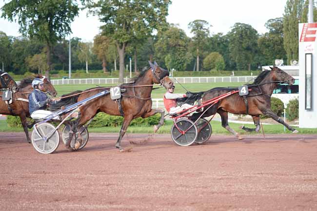Photo d'arrivée de la course pmu PRIX DE LA PORTE DE LA CHAPELLE à ENGHIEN le Jeudi 10 octobre 2019