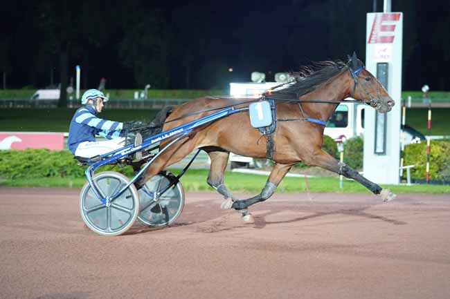 Photo d'arrivée de la course pmu PRIX DU PONT MIRABEAU à ENGHIEN le Jeudi 10 octobre 2019