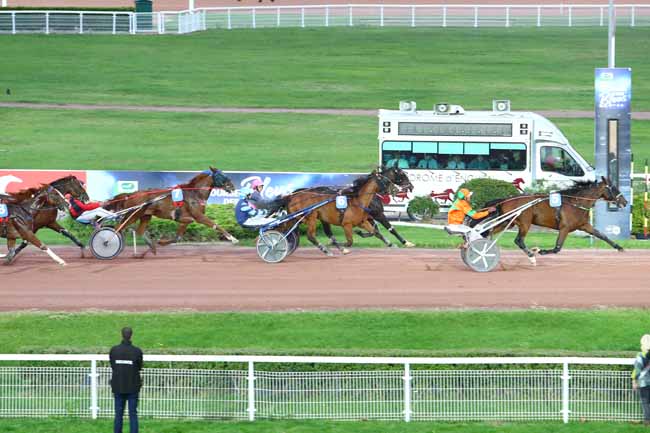 Photo d'arrivée de la course pmu PRIX DE ROCAMADOUR à ENGHIEN le Lundi 14 octobre 2019