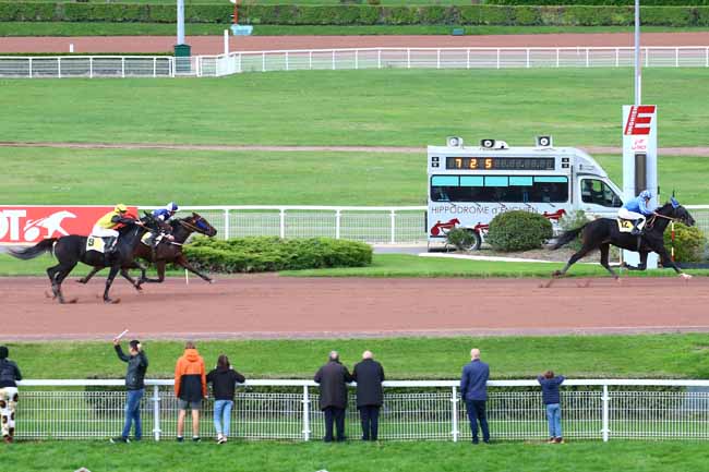 Photo d'arrivée de la course pmu PRIX DE BEZONS à ENGHIEN le Lundi 21 octobre 2019