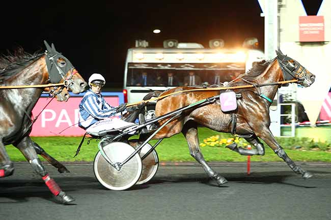 Photo d'arrivée de la course pmu PRIX CASTOR à PARIS-VINCENNES le Mardi 22 octobre 2019