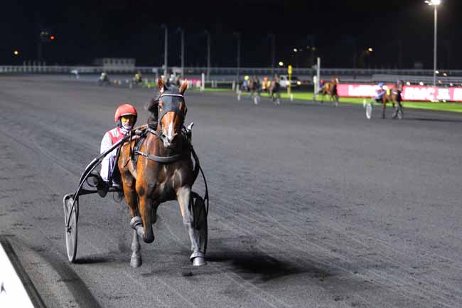 Photo d'arrivée de la course pmu PRIX ISMENE à PARIS-VINCENNES le Vendredi 1 novembre 2019