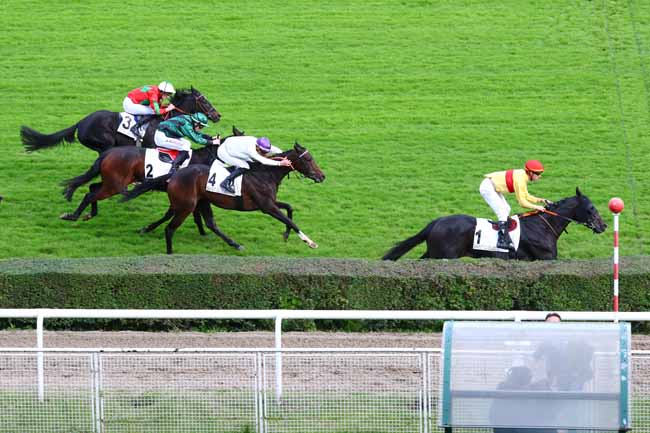 Photo d'arrivée de la course pmu PRIX DE VERNOUILLET à SAINT-CLOUD le Mardi 5 novembre 2019