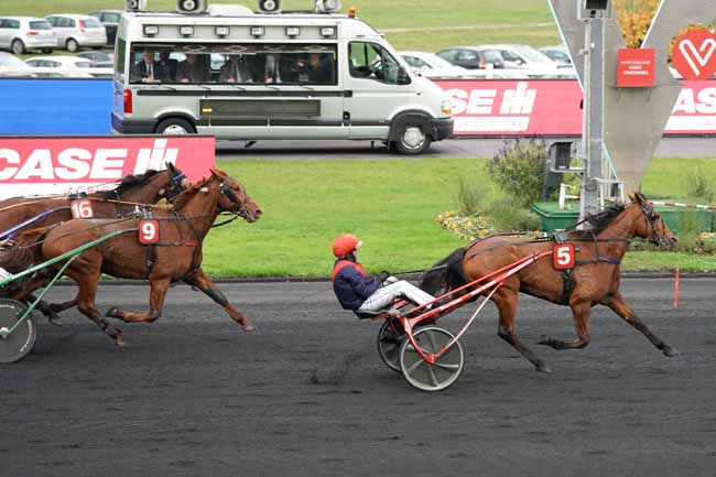 Photo d'arrivée de la course pmu PRIX DE COSSE-LE-VIVIEN à PARIS-VINCENNES le Dimanche 17 novembre 2019
