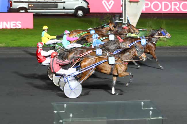 Photo d'arrivée de la course pmu PRIX D'AZAY-LE-RIDEAU à PARIS-VINCENNES le Dimanche 17 novembre 2019