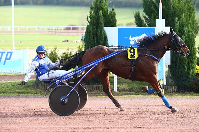 Photo d'arrivée de la course pmu GRAND NATIONAL DU TROT PARIS-TURF à MAUQUENCHY le Mercredi 20 novembre 2019