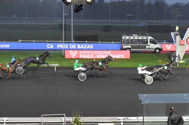 Photo d'arrivée de la course pmu PRIX DE BAZAS à PARIS-VINCENNES le Lundi 25 novembre 2019