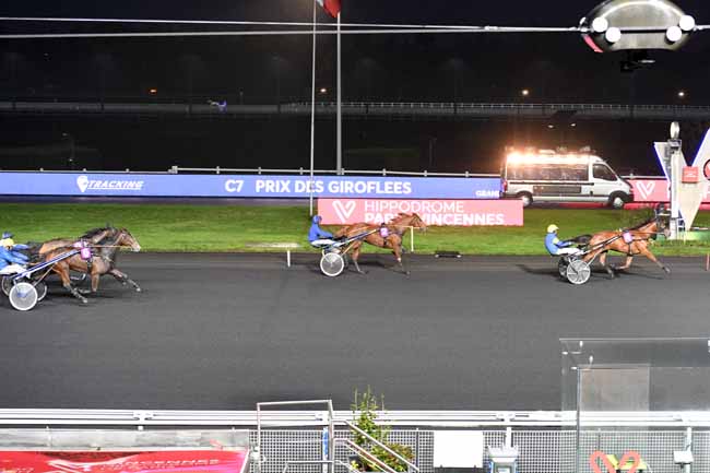 Photo d'arrivée de la course pmu PRIX DES GIROFLEES à PARIS-VINCENNES le Lundi 25 novembre 2019