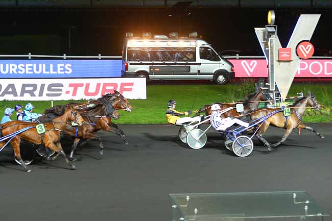 Photo d'arrivée de la course pmu PRIX DE COURSEULLES à PARIS-VINCENNES le Dimanche 1 décembre 2019