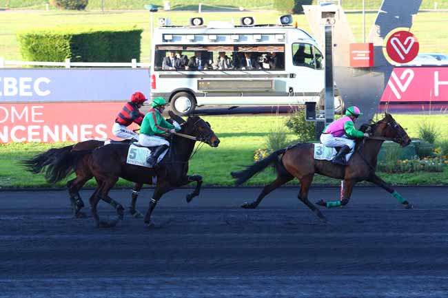 Photo d'arrivée de la course pmu PRIX DE BRICQUEBEC à PARIS-VINCENNES le Lundi 2 décembre 2019