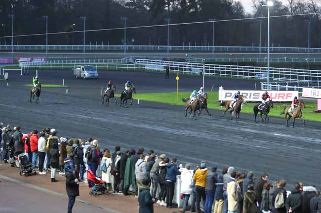 Photo d'arrivée de la course pmu PRIX DE CASTILLONNES à PARIS-VINCENNES le Dimanche 8 décembre 2019