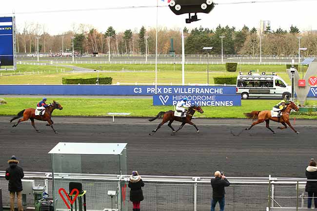 Photo d'arrivée de la course pmu PRIX DE VILLEFRANCHE à PARIS-VINCENNES le Lundi 9 décembre 2019