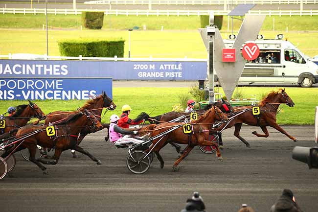 Photo d'arrivée de la course pmu PRIX DES JACINTHES à PARIS-VINCENNES le Lundi 9 décembre 2019