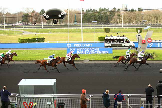 Photo d'arrivée de la course pmu PRIX D'APT à PARIS-VINCENNES le Samedi 14 décembre 2019