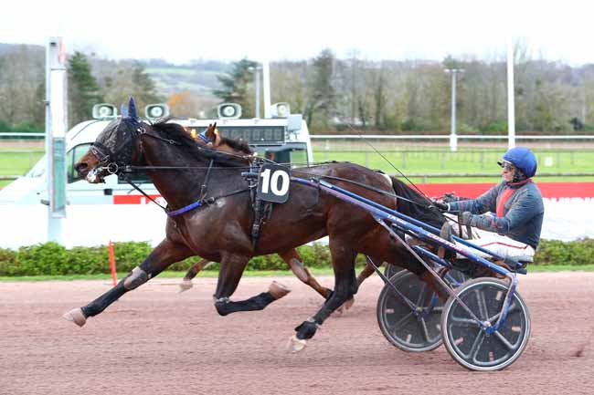 Photo d'arrivée de la course pmu PRIX DES SILENES à CABOURG le Jeudi 19 décembre 2019