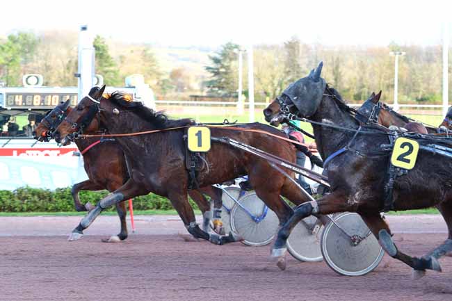 Photo d'arrivée de la course pmu PRIX DES ORMES à CABOURG le Jeudi 19 décembre 2019