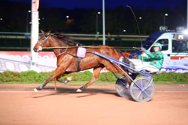Photo d'arrivée de la course pmu PRIX DE VASSY à CABOURG le Jeudi 19 décembre 2019