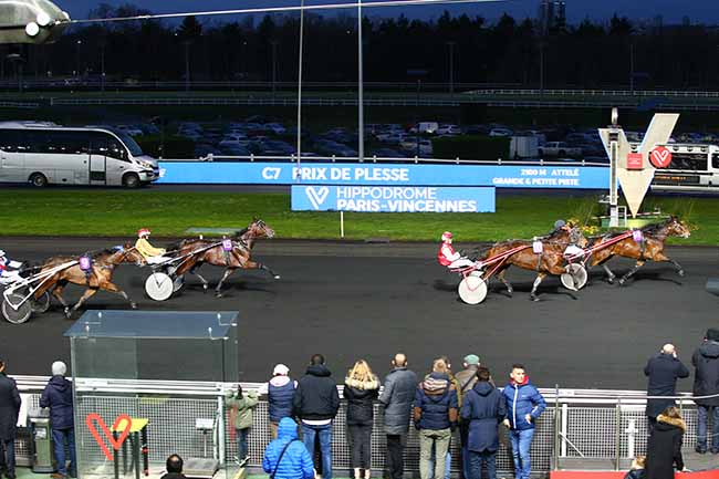 Photo d'arrivée de la course pmu PRIX DE PLESSE à PARIS-VINCENNES le Dimanche 22 décembre 2019