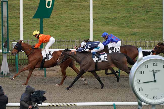 Photo d'arrivée de la course pmu PRIX DE LA ROUTE DU DUC D'ENGHIEN à CHANTILLY le Lundi 23 décembre 2019