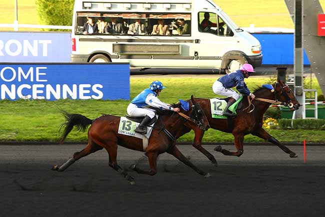 Photo d'arrivée de la course pmu PRIX DE DOMFRONT à PARIS-VINCENNES le Mardi 24 décembre 2019