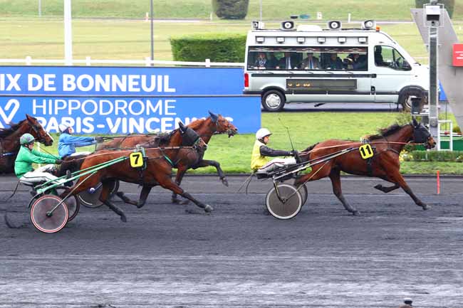 Photo d'arrivée de la course pmu PRIX DE BONNEUIL à PARIS-VINCENNES le Jeudi 2 janvier 2020