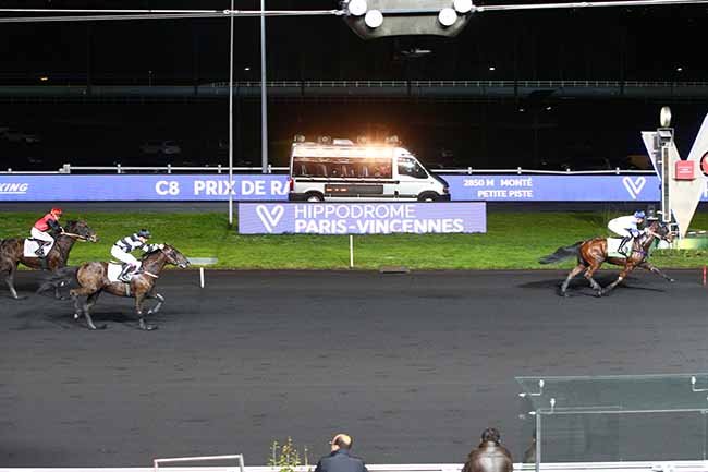 Photo d'arrivée de la course pmu PRIX DE RAULHAC à PARIS-VINCENNES le Dimanche 5 janvier 2020