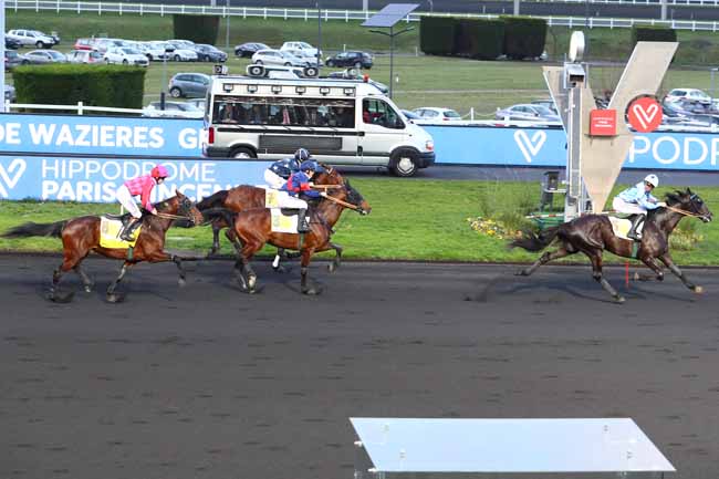 Photo d'arrivée de la course pmu PRIX CAMILLE DE WAZIERES à PARIS-VINCENNES le Dimanche 19 janvier 2020