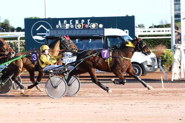 Photo d'arrivée de la course pmu PRIX DES LYS MARTAGON à CAGNES-SUR-MER le Mardi 4 février 2020