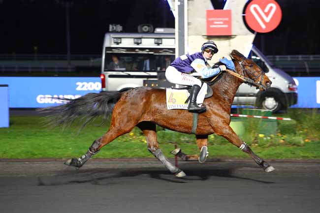 Photo d'arrivée de la course pmu PRIX DE BOUGUENAIS à PARIS-VINCENNES le Mercredi 5 février 2020