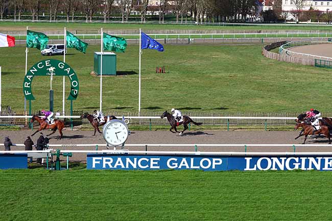 Photo d'arrivée de la course pmu PRIX DU ROND-POINT DE LA PLAGE à CHANTILLY le Mardi 25 février 2020