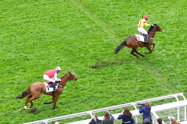 Photo d'arrivée de la course pmu PRIX UNIVERS II à AUTEUIL le Samedi 7 mars 2020