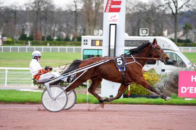 Photo d'arrivée de la course pmu PRIX QUICK WILLIAMS à ENGHIEN le Mardi 10 mars 2020