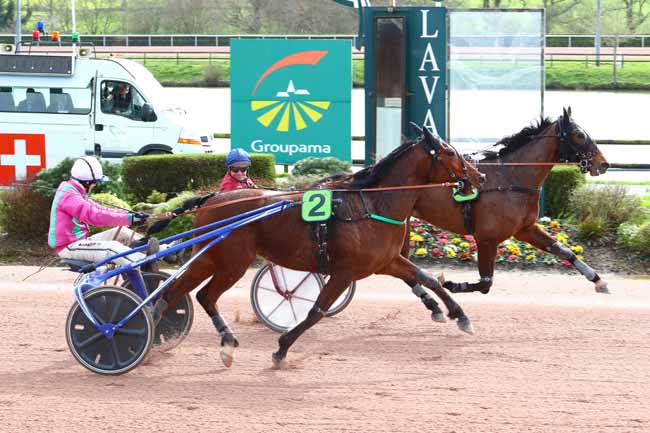 Photo d'arrivée de la course pmu PRIX DU GATEAU M à LAVAL le Mercredi 11 mars 2020