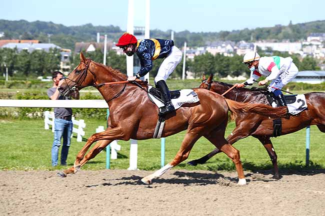 Photo d'arrivée de la course pmu PRIX DE SOLFERINO à DEAUVILLE le Dimanche 24 mai 2020