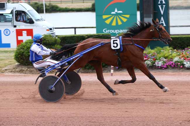 Photo d'arrivée de la course pmu GRAND NATIONAL DU TROT PARIS-TURF à LAVAL le Mercredi 3 juin 2020