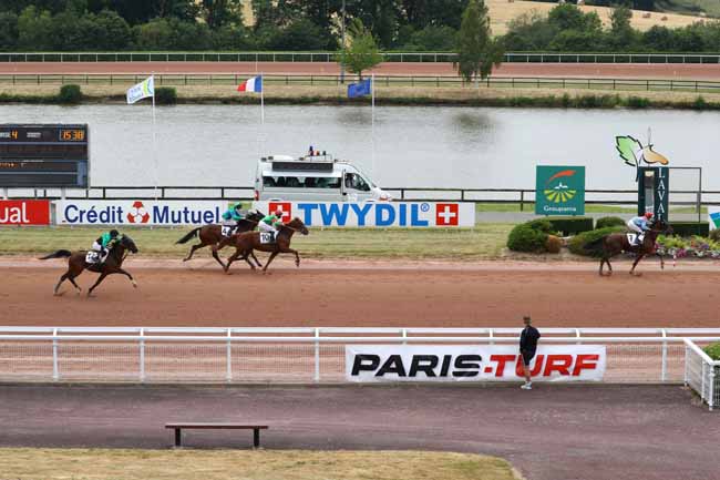 Photo d'arrivée de la course pmu PRIX DU CONSEIL REGIONAL DES PAYS DE LOIR à LAVAL le Mercredi 3 juin 2020