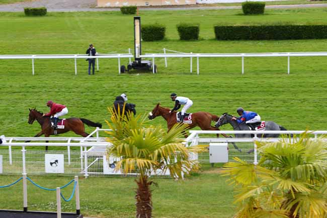 Photo d'arrivée de la course pmu PRIX DES COLONNES MORRIS à CLAIREFONTAINE le Jeudi 4 juin 2020