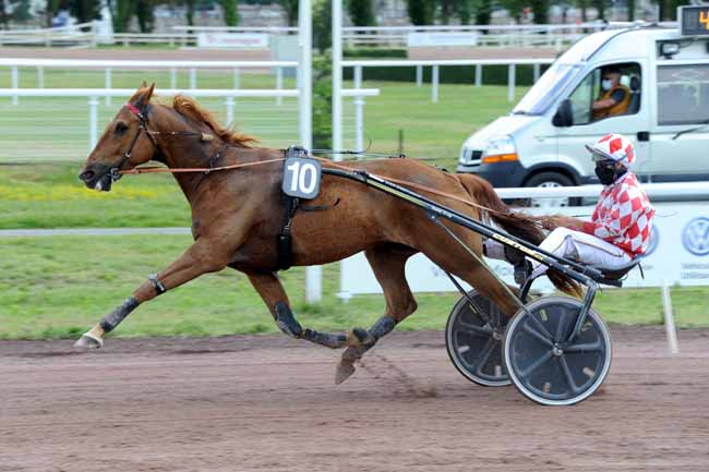 Photo d'arrivée de la course pmu PRIX DE COGNAT-LYONNE à VICHY le Lundi 15 juin 2020