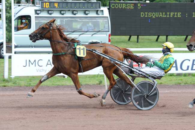 Photo d'arrivée de la course pmu PRIX DE DIVONNE-LES-BAINS à VICHY le Lundi 15 juin 2020