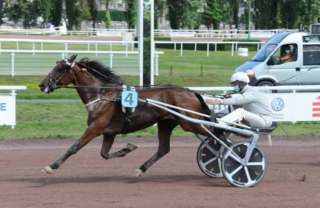 Photo d'arrivée de la course pmu PRIX ROQUEPINE (GR A) à VICHY le Lundi 15 juin 2020