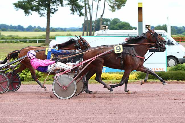 Photo d'arrivée de la course pmu GRAND NATIONAL DU TROT PARIS-TURF à MAURE DE BRETAGNE le Mercredi 17 juin 2020