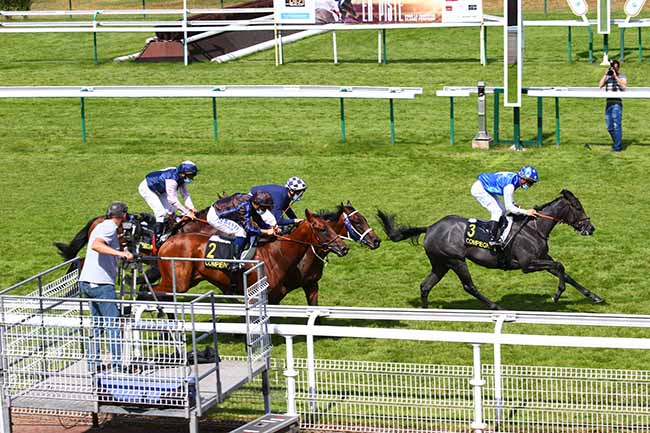 Photo d'arrivée de la course pmu PRIX DU CHATEAU DE PIERREFONDS à COMPIEGNE le Samedi 20 juin 2020